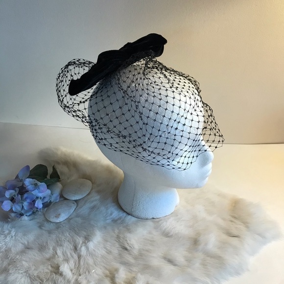 Vintage 1950s Black Velvet Bow Hat w Netting main image 4
